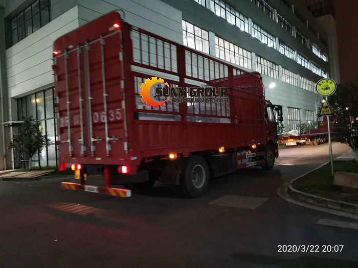 Automatic face mask making machine delivery scene picture